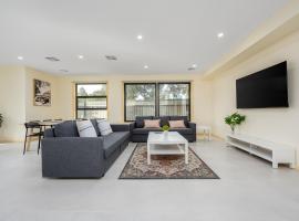 Westmeadow Breeze Skyline Stay 8 Min to Airport, hotel in Melbourne