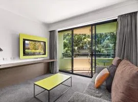 Sleek 1-Bed by Jubilee Park with Pool