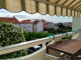Walk to beach 2BR center, Zrce bus, parking