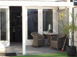 Ruim appartement met dakterras, hotel v destinaci Hulst
