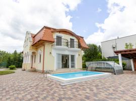 Golden Bridge Deluxe Home - 4BR, terrace, bar, privat pool, grill, hotel a Balatonfüred