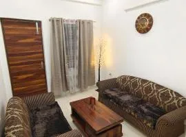 Solitaire - Luxurious & Peaceful 3BHK by the Lake & Golf Course