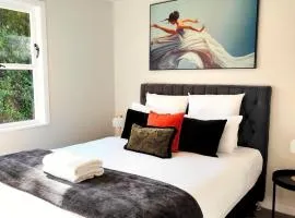 3BR Luxe Home - 1200 sqm Land - New Reno with Parking & AC - 3mins from Motorway