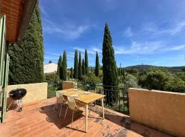 La Dolce Vita Haut de villa avec jardin terrasse barbecue babyfoot parking entre Aix et Marseille