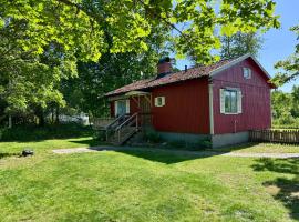 Vacation villa with fenced yard, hotel v destinaci Blomstermåla