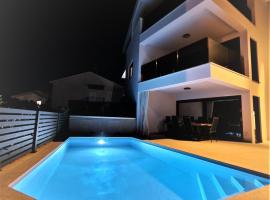 Luxury apartment Marco Polo with a private swimming pool with salt sea water, khách sạn ở Punat