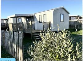 Mobil home Bahia DUO Prenium, hôtel à Genouillé