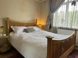 Kingsize Bedroom ground floor single night stay close Feltham train station