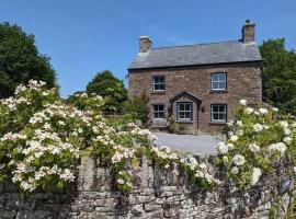 16th Century House, Castle Views, Mountain Views, Hot Tub, Firepit, Stunning Interiors, hotel en Tretower