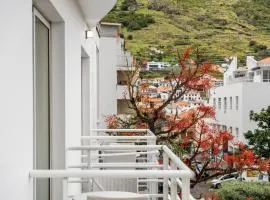 White Waters Hotel、にあるマデイラ空港 - FNCの周辺ホテル