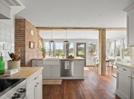 Farmhouse Retreat, Outdoor Dining, Fire-Pit, Fast Wifi, Golf and 3-Acre Privacy