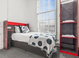 Central Dudley Studio with Smart TV and Parking