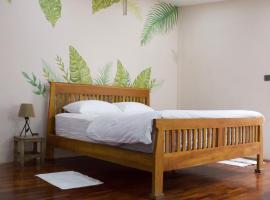 Urban Oasis Studio with Bathtub & Garden - Vientiane Centre, hotel di Vientiane