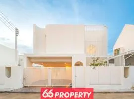 Modern 4 BR Home - Walk to Shopping and Supermarket