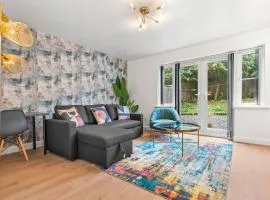 Spacious 3-Bed Home, Parking, Garden, Sleeps 7