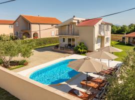 Villa Sami ZadarVillas、Pristegのホテル