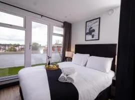 Brand-New Top-Floor Flat with Stunning Balcony & Parking