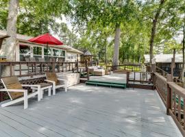 Private Dock and Fire Pit Gantt Lake Getaway!, hotel di Andalusia