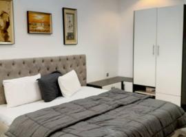 Grace court apartments, acomoda&ccedil;&atilde;o com cozinha em Alimosho