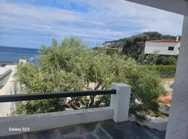 Acogedora casa en primera línea de mar Cadaqués