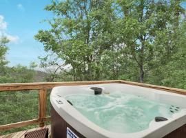 Valley Views Hot Tub Deck Screened Porch & WiFi، فندق في Hedgesville
