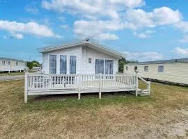 Beautiful Lodge With Decking In Norfolk, At Breydon Water Park Ref 10045B
