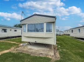 Brilliant 6 Berth Caravan At St Osyth Beach Park In Essex, Ref 28038Cw, ξενοδοχείο σε Clacton-on-Sea