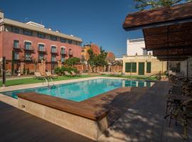 Apartaments Suites Sant Jordi, hotel con pileta en Montbrió del Camp