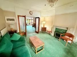 Next to hyland hotel Family rooms with attached bathroom