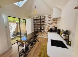 Bright Mews House with Garage in Heart of Cambridge