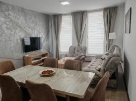 Six Windows Apartmani