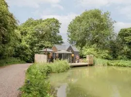 Maple Lodge at Bridge Lake Farm & Fishery