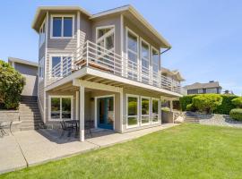 Modern Retreat with Hot Tub - Steps to Lake Chelan!, Hotel in Manson