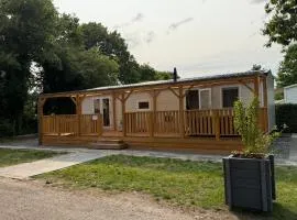 Luxe chalet op 5-sterren camping met comfortabel ingerichte veranda - parkkosten zijn inbegrepen