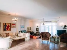 Spacious 3 bedroom Luxury Villa with Lush Gardens Close to City & Beach