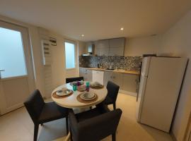 la maison bleue, caba&ntilde;a o casa de campo en La Haye-du-Puits