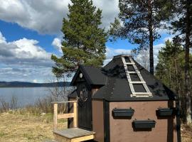 Camp Caroli Hobbit Hut, hotel em Jukkasjärvi