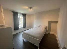 Room 4 minutes from Luton Airport