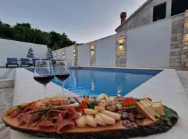 Apartment Casa Lumina - 5 minutes to the airport and centar all private