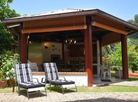 Jessies Guest House Seychelles, hostal o pensión en Beau Vallon