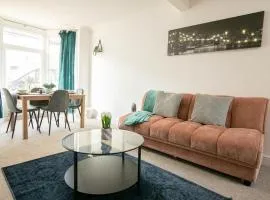 3 bed Modern Home, Vibrant & Stylish, Sleep upto 7