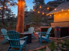 Steps to Estes Lake Mtn-View Hideaway with Hot Tub!, ξενοδοχείο σε Estes Park