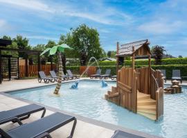 Beautiful chalet on the water in a holiday park, hotel v destinaci Veldhoven