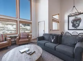 Private Hot Tub, Close to Walking Trails & Main Street 4 bedroom Boulder Creek