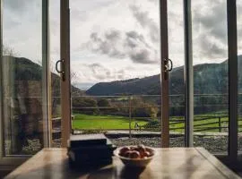 Ty Felin - Cosy Underfloor Heated 17th Century Renovated Mill with Stunning Views