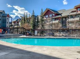 Evergreen Escape - 2 Bedroom Condo with Pool & Hot Tub, apartamento en Canmore