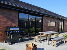 Family home, Game Zone & Outdoor Fireplace- Sleeps 10: New Plymouth şehrinde bir otel