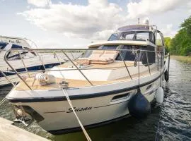 TraumZeitBoot Susan Yacht - exklusiver Festlieger in perfekter Lage am Scharmützelsee Bad Saarow