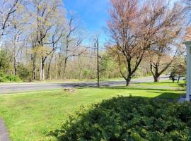 5•Star Fave CapeCodStyle Gem with Bedroom on Main, hotel v destinaci New Britain