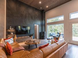 Mountain Retreat with Sauna, Hot Tub & Scenic Escape, hotel en La Conception